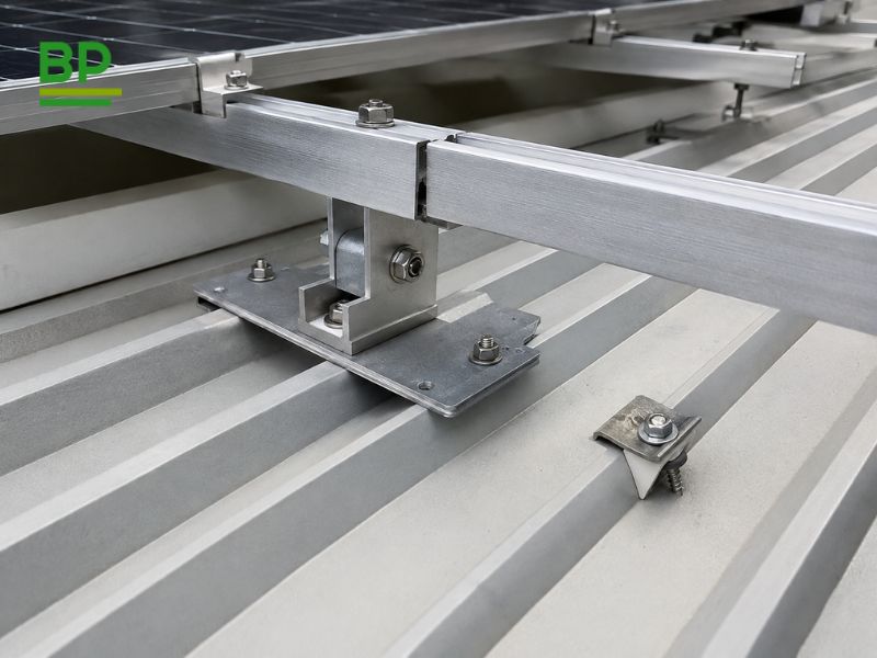 Kiểm định mái trước khi lắp điện mặt trời