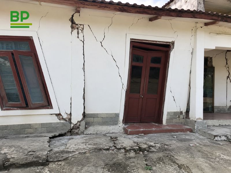 Nhà bị nghiêng